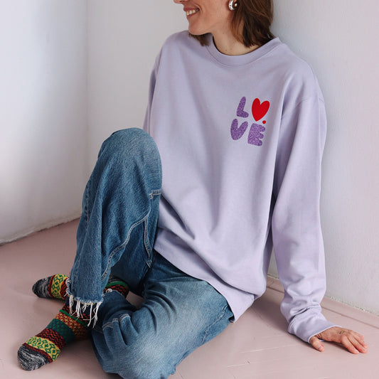 Napravljena od mekanog i za kožu nježnog organskog pamuka s mogućnosti personalizacije po želji - sami izaberite boju slova u našem unikatnom shuz.MINI fontu, koje ime ili natpis želite i poziciju  - na rukav, na prednjoj ili stražnjoj strani majice