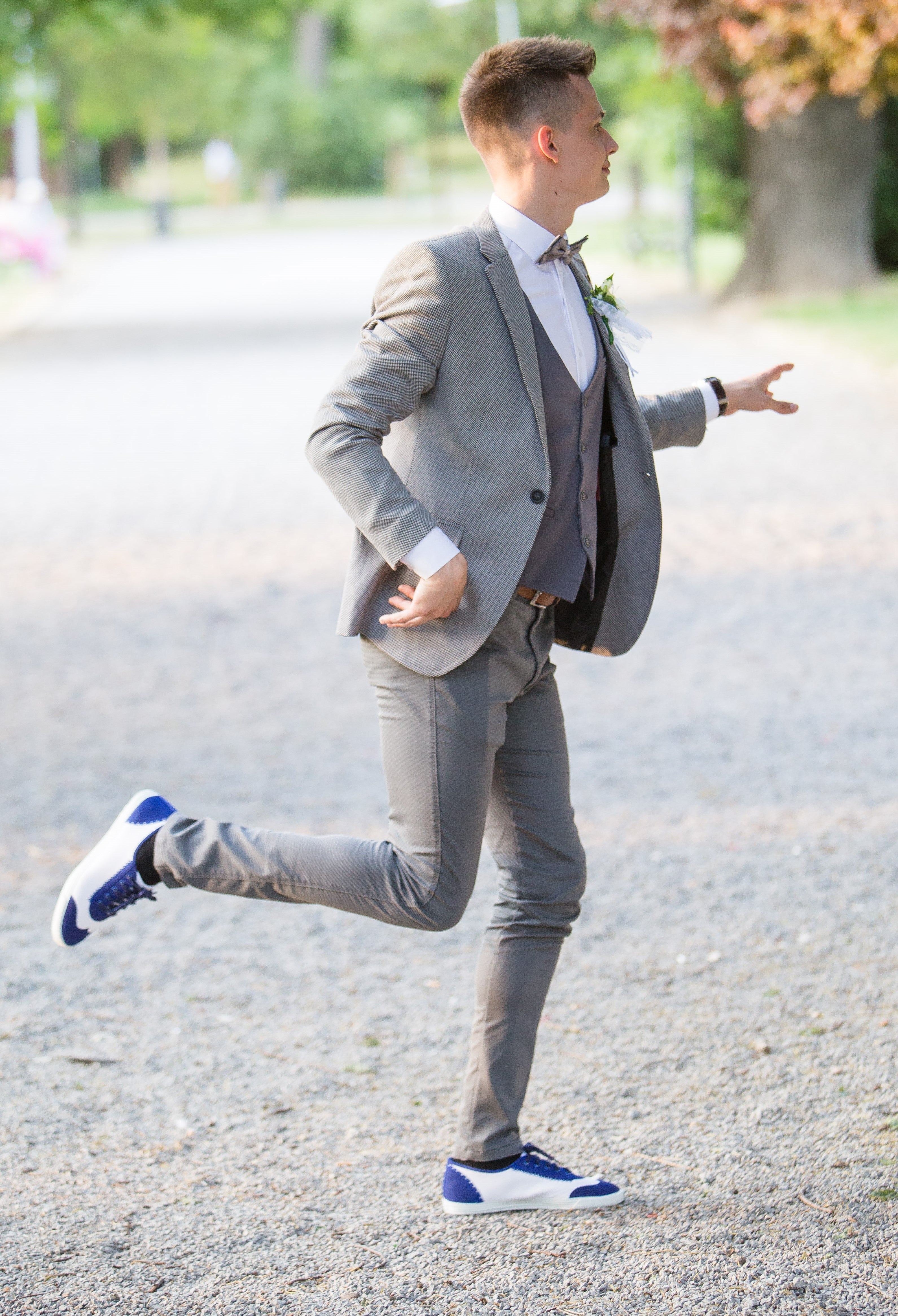 Muškarac u djelu nosi ručno oslikane tenisice za vjenčanje