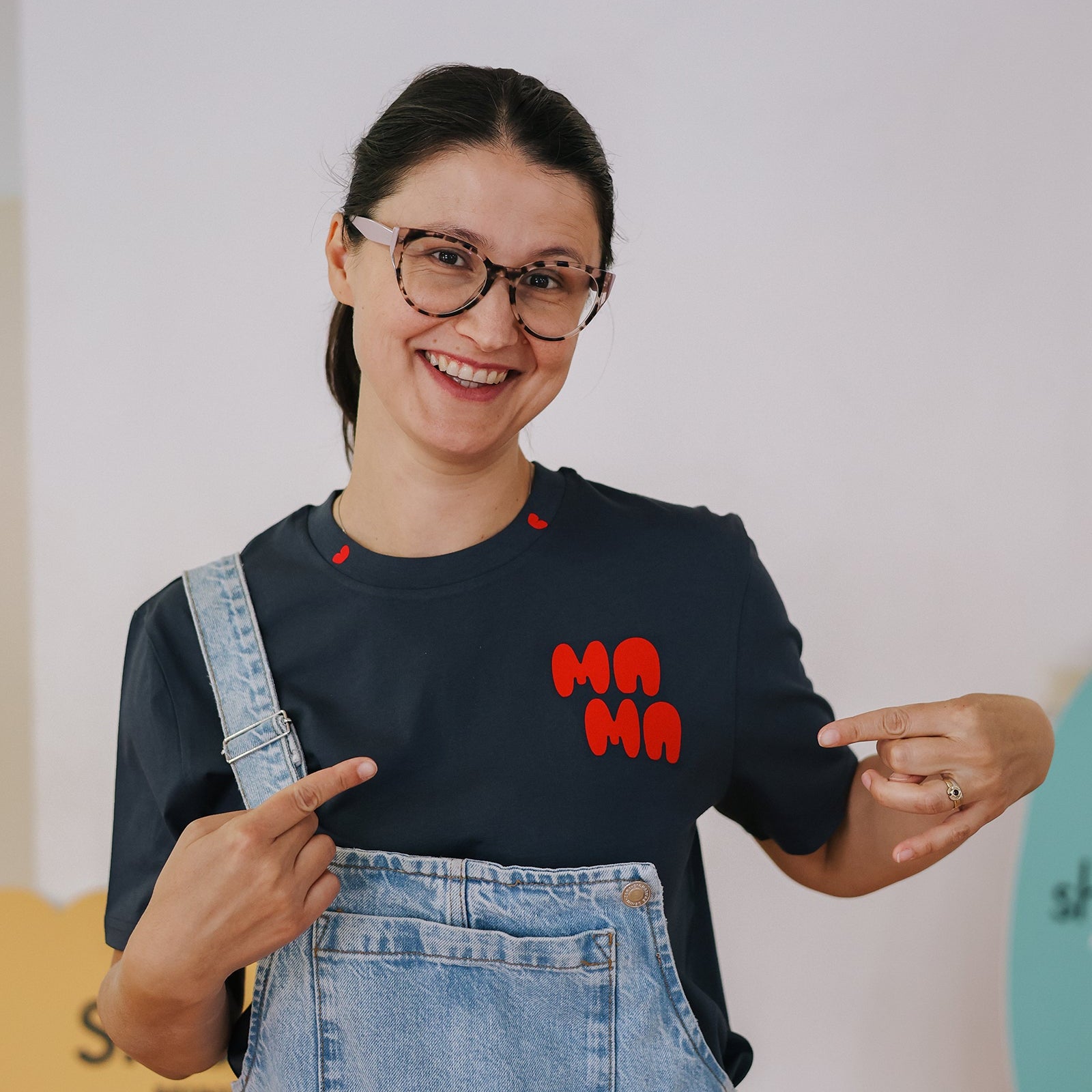 MAJICA TAMNO SIVA NA JEDNOJ MAMI U TRAPERICAMA.
