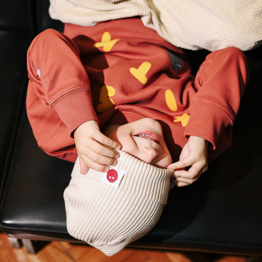 djecak u pamučnoj beanie kapici za zimu