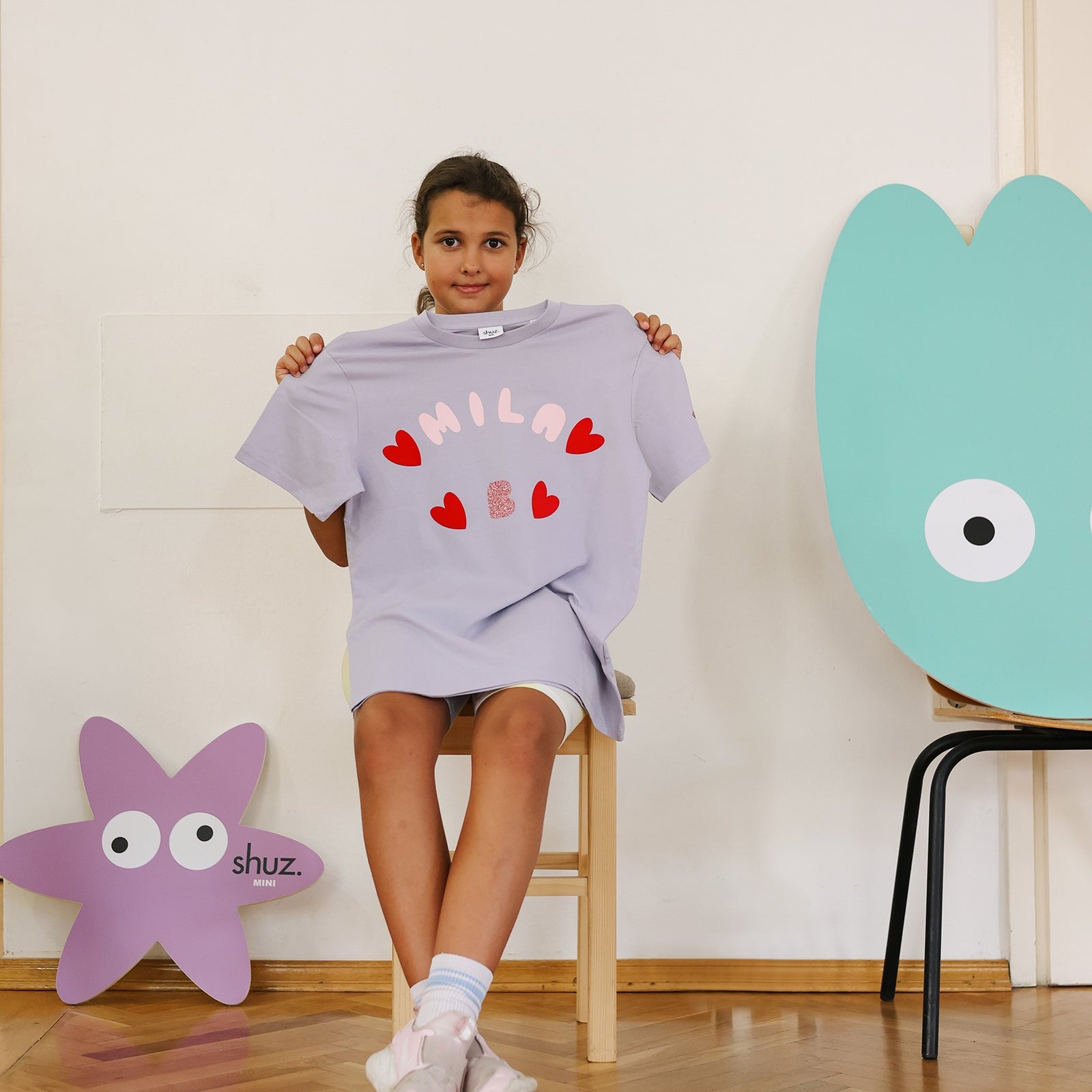 djevojčica s personaliziranom majicom kratkih rukava