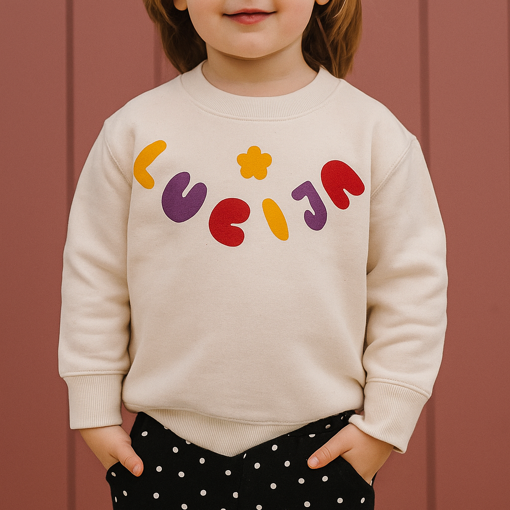 curica u majici dugih rukava na kojoj piše Lucija