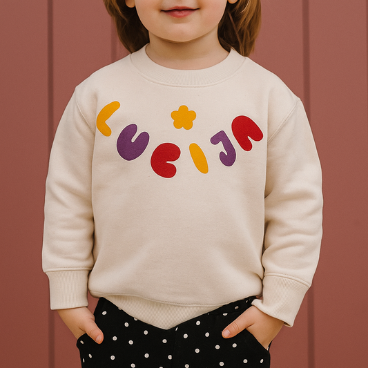 curica u majici dugih rukava na kojoj piše Lucija